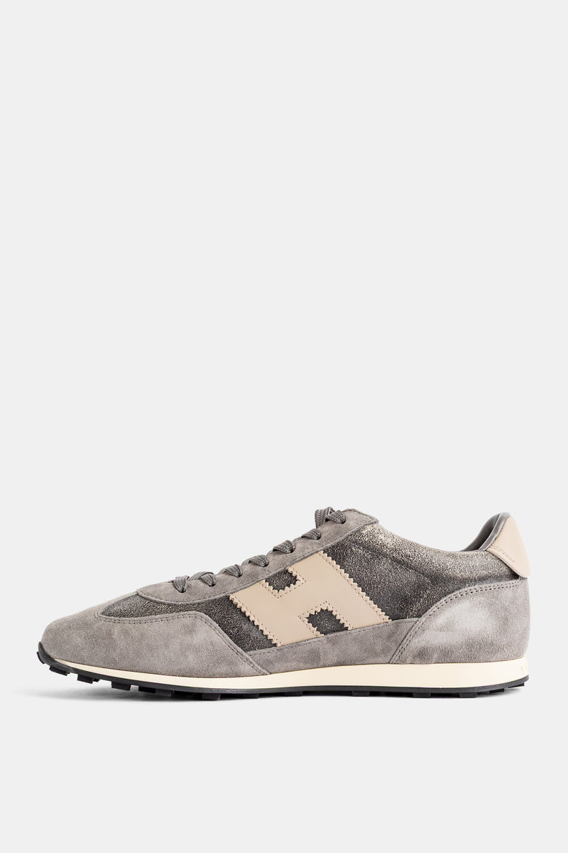 Sneaker uomo Hogan profilo sinistro, camoscio grigio e pannello antracite con inserto beige a forma di H