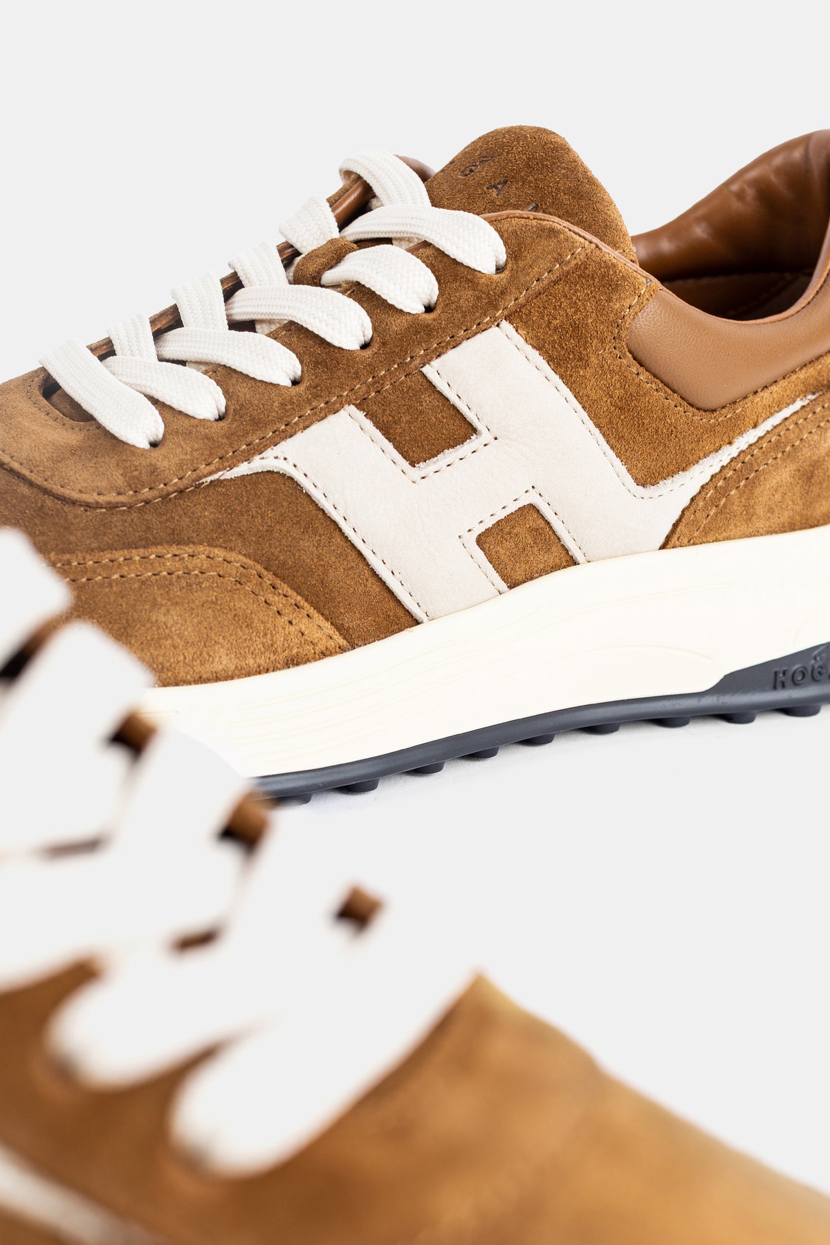 Sneakers Hyperlight en daim camel et blanc
