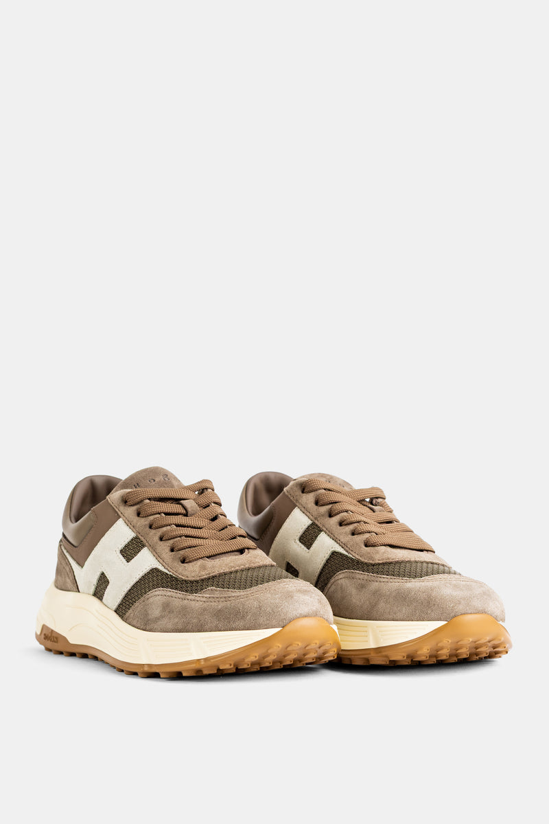 Sneakers Hogan Hyperlight vista a tre quarti, mesh kaki e camoscio taupe, suola con zeppa color avorio