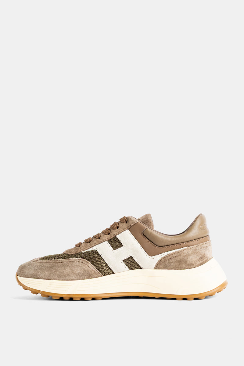 Sneaker Hogan Hyperlight profilo laterale destro, tomaia camoscio taupe e mesh kaki, inserto bianco logo H