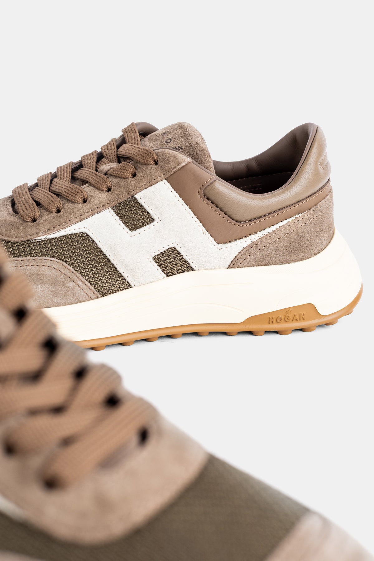 Sneaker Hogan Hyperlight dettaglio tallone in pelle liscia marrone, suola bianca e gomma caramello striata
