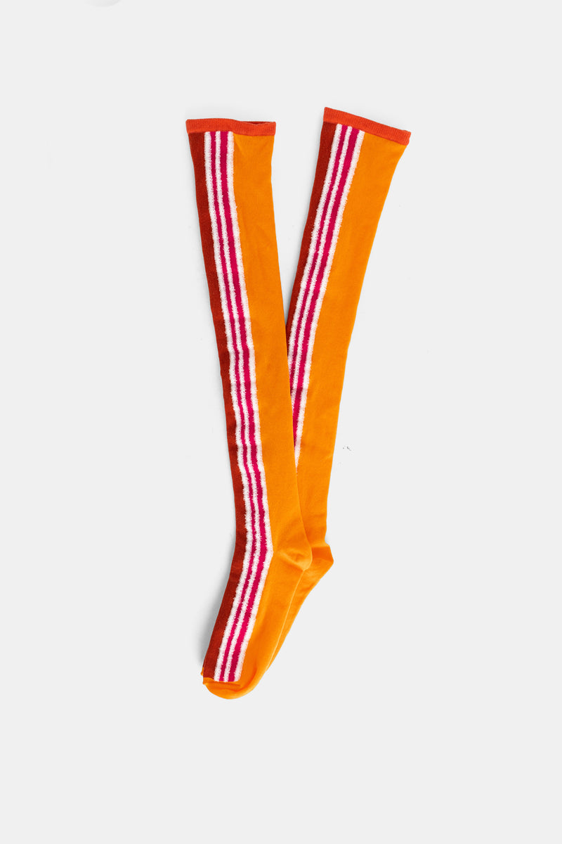 Pleats Please Issey Miyake meias altas acima do joelho riscas verticais fúcsia e branco textura encaracolada laranja