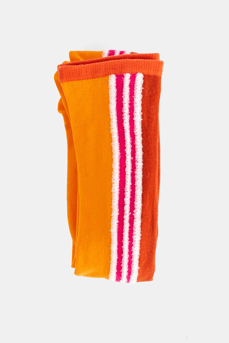 Pleats Please Issey Miyake meias altas dobradas bicolores em laranja vivo e terracota com faixas fúcsia