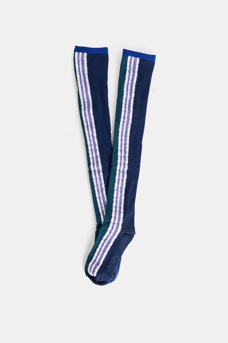 Meias altas Pleats Please Issey Miyake com riscas verticais em azul-marinho, lavanda e branco para mulher.