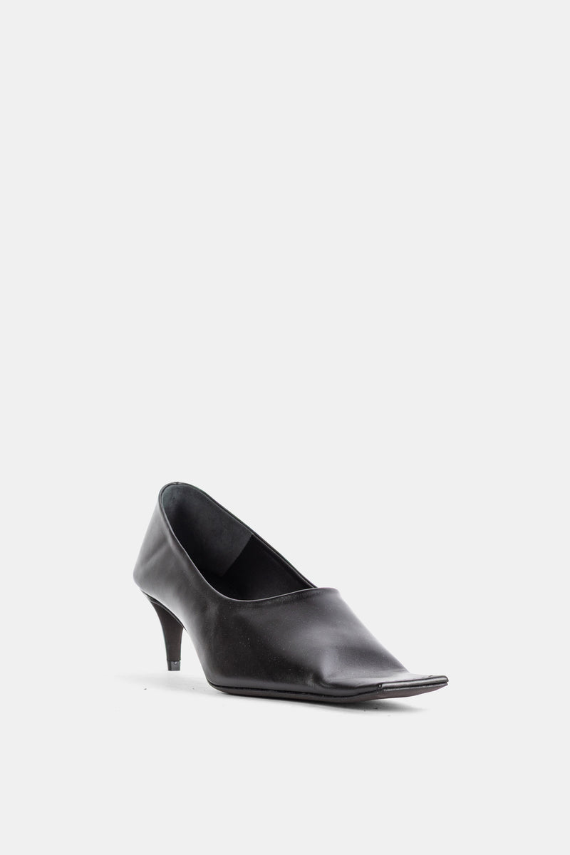 Khaite escarpins Marlene Pump 50 cuir noir bout carré métallique talon effilé vue trois quarts avant