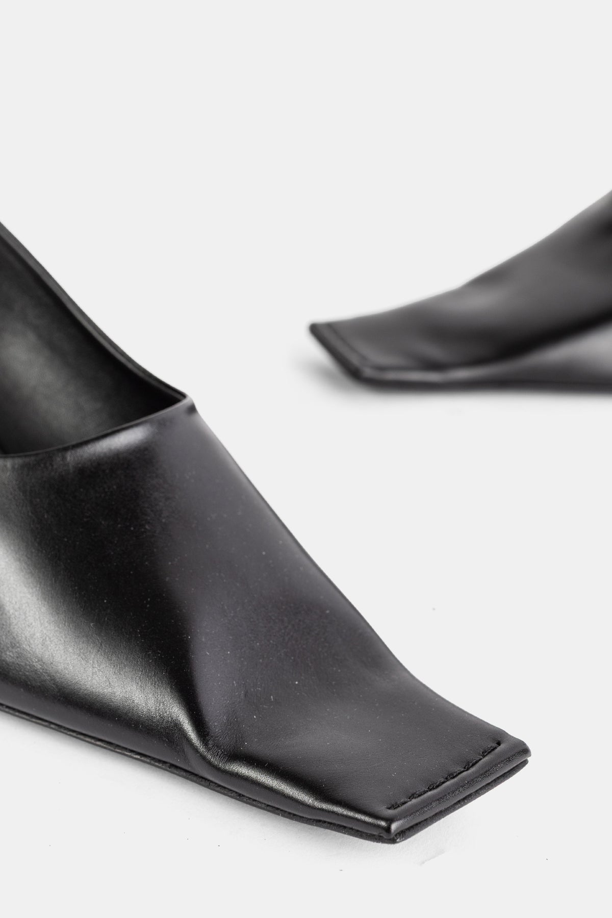 Khaite Marlene Pump 50 gros plan bout carré cuir noir piqûre sellier détail construction semelle