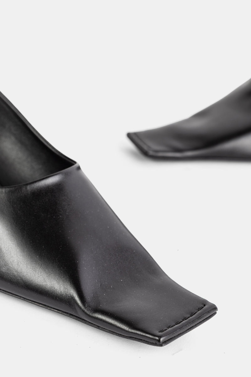 Khaite Marlene Pump 50 gros plan bout carré cuir noir piqûre sellier détail construction semelle