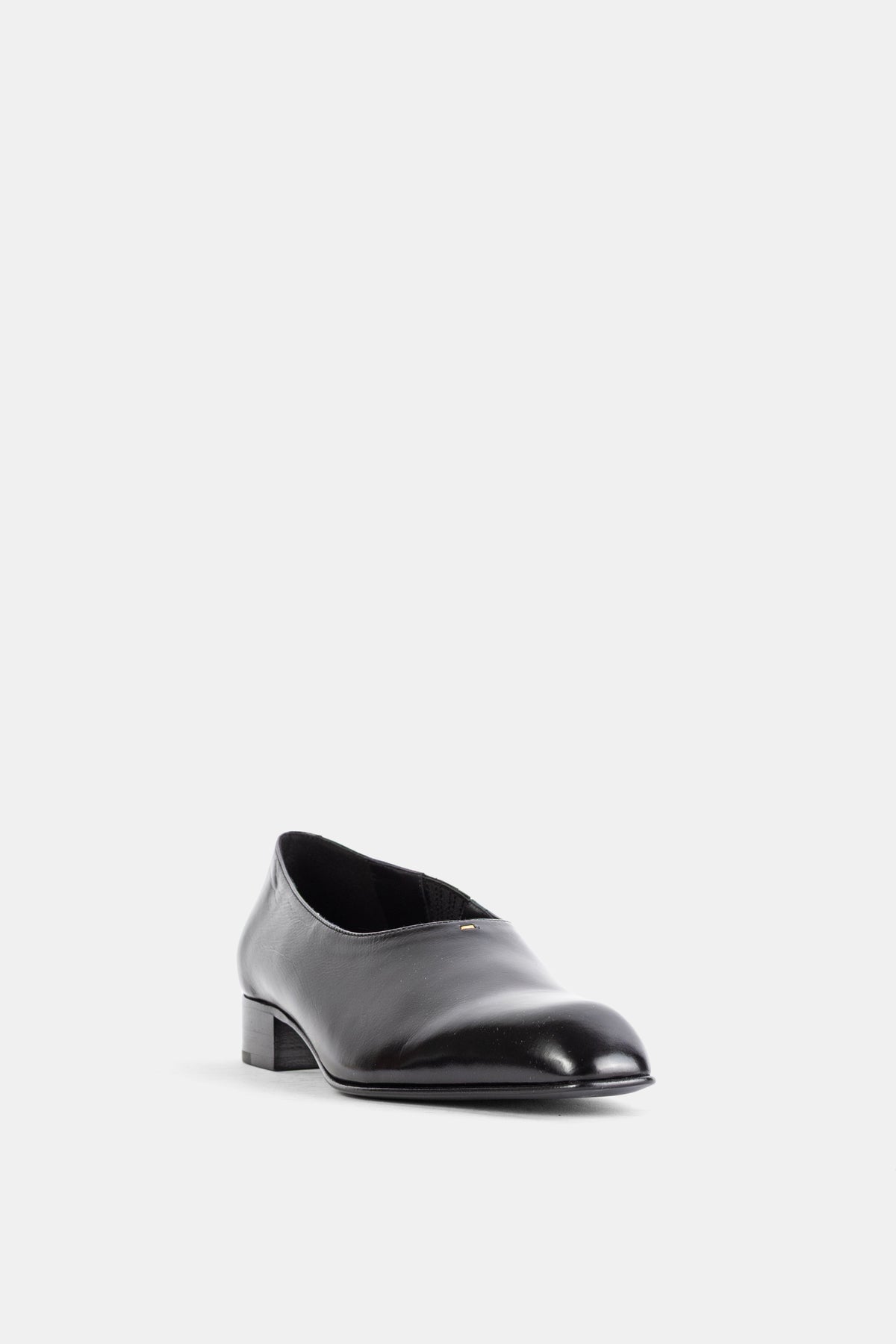 Khaite loafer Colt en cuir noir brillant, vue de face légèrement en angle révélant l'ouverture en V et détail doré