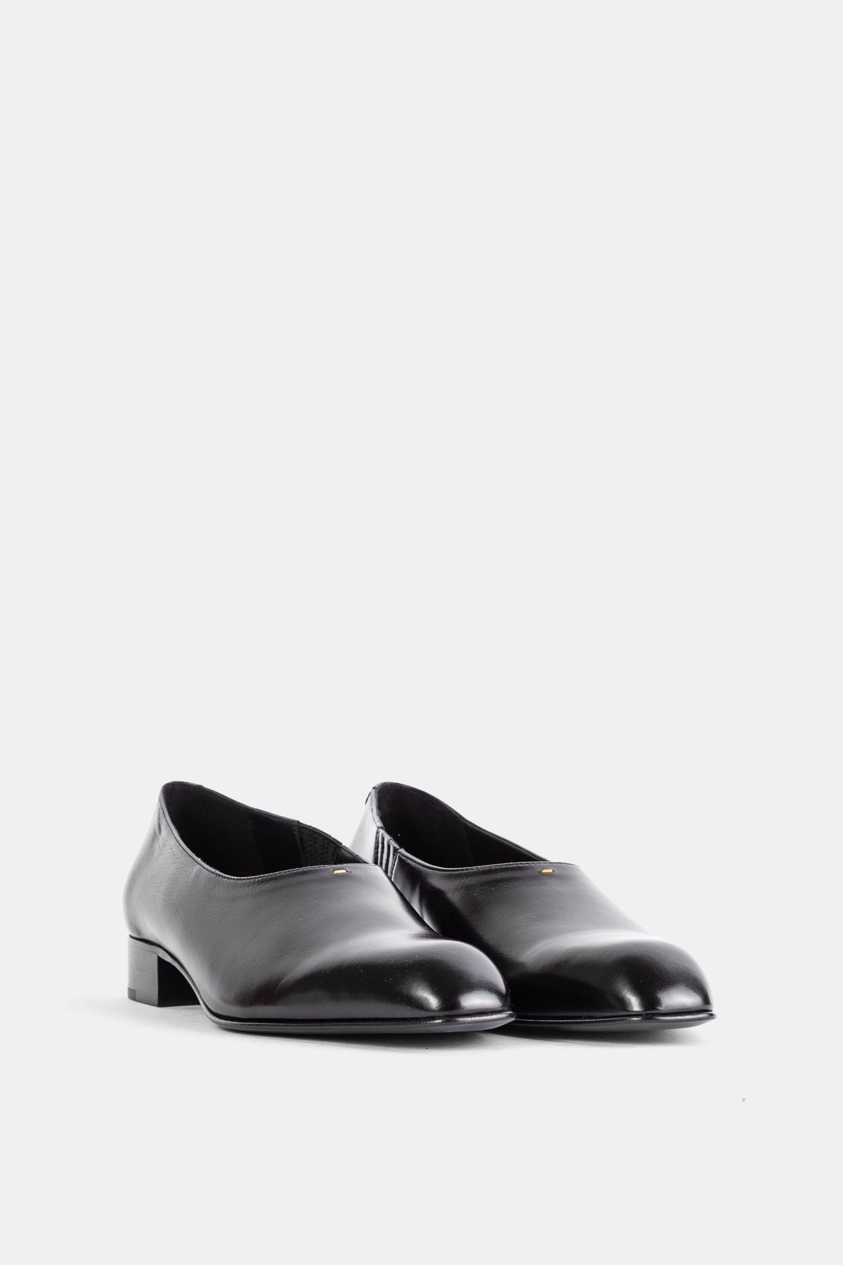 Khaite mocassins Colt en cuir noir poli, vue de trois quarts mettant en valeur le talon bas structuré et la semelle fine