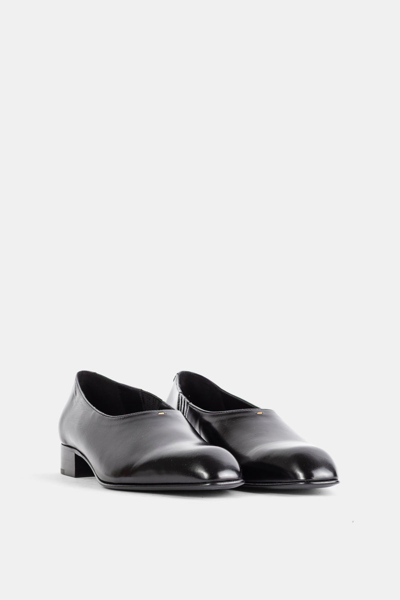 Khaite mocassins Colt en cuir noir poli, vue de trois quarts mettant en valeur le talon bas structuré et la semelle fine