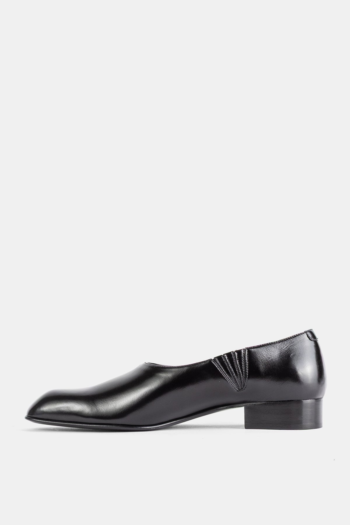 Khaite loafer Colt Slip On profil latéral gauche, cuir noir patiné, coutures éventail au talon et semelle plate