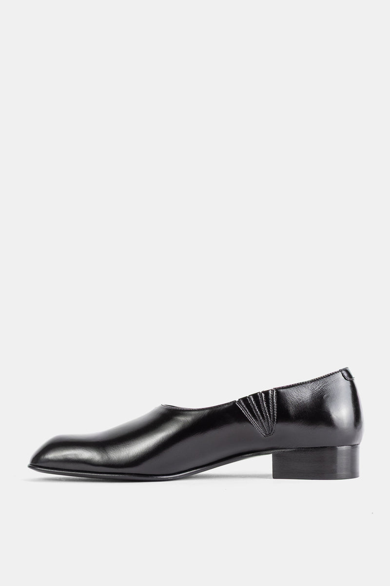 Khaite loafer Colt Slip On profil latéral gauche, cuir noir patiné, coutures éventail au talon et semelle plate