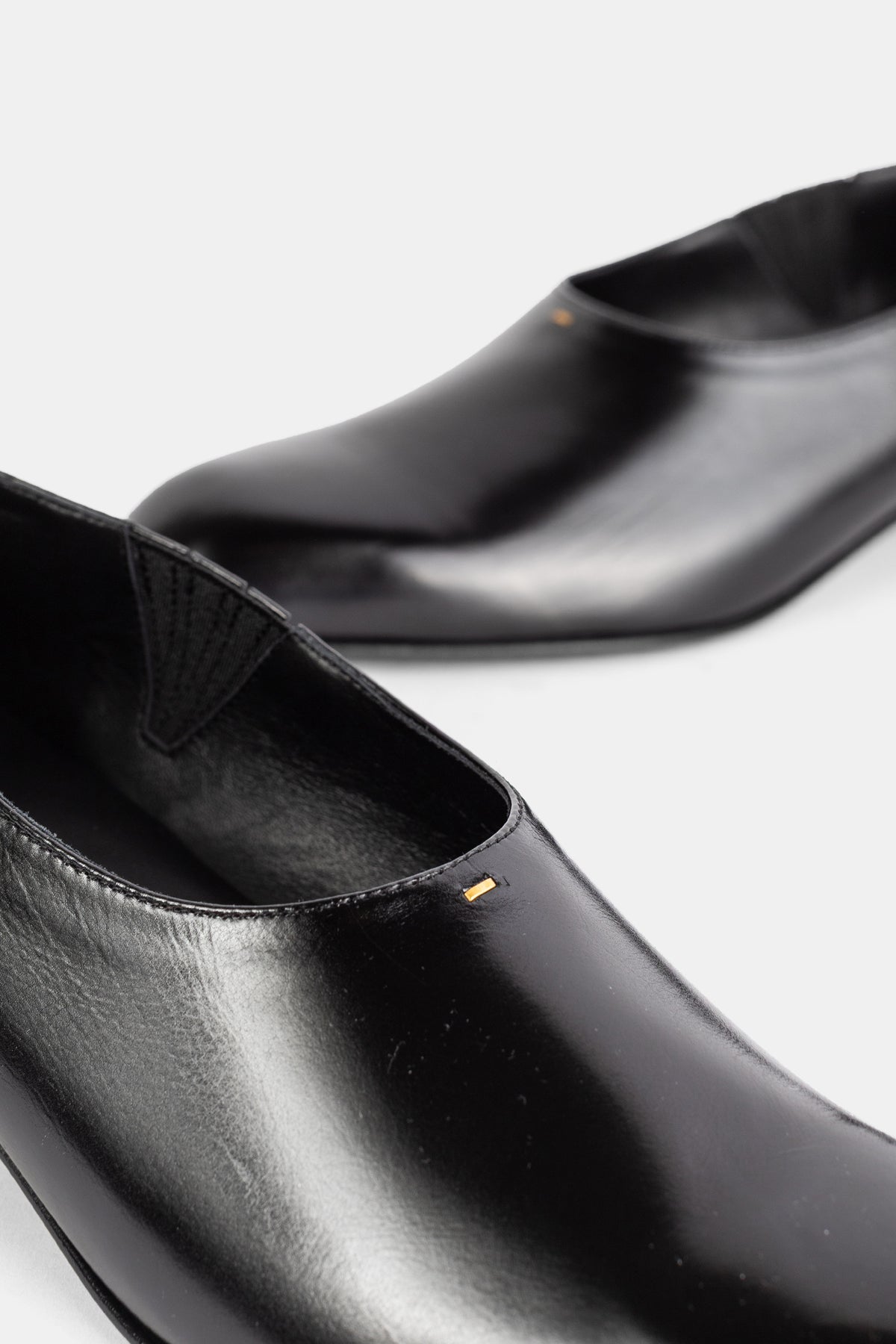 Khaite mocassins Colt gros plan intérieur cuir souple noir, passepoil doré discret et doublure textile éventail au quartier