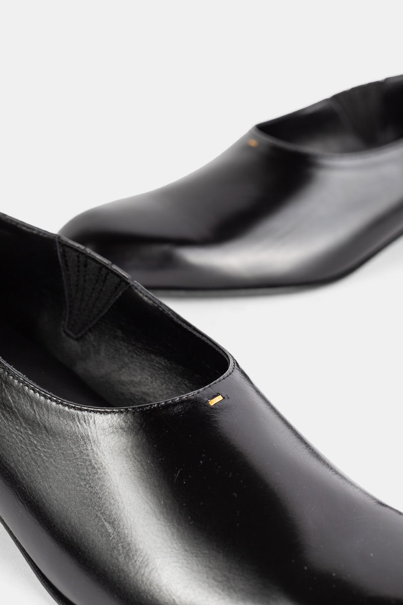 Khaite mocassins Colt gros plan intérieur cuir souple noir, passepoil doré discret et doublure textile éventail au quartier