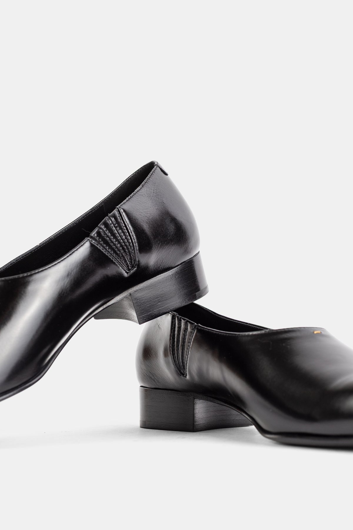 Khaite loafer Colt vue arrière dos-à-dos, talon bloc biseauté noir et piqûres éventail au quartier, cuir brillant