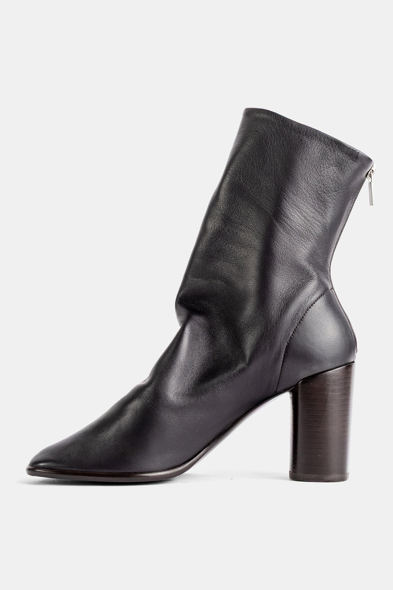 Lemaire bottines Glove cuir noir souple vue latérale gauche talon bloc bois sombre et zip argenté dos