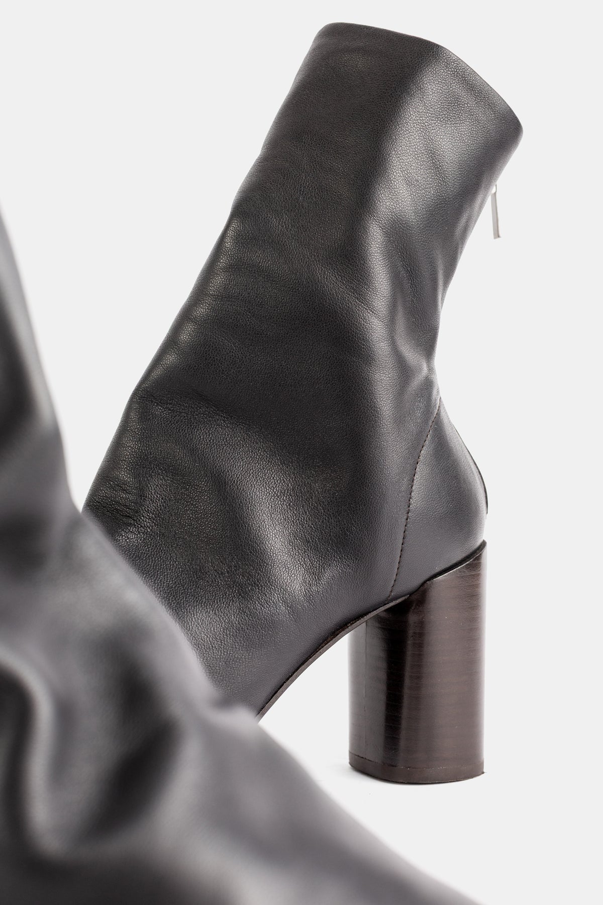 Lemaire bottines Glove gros plan talon cylindrique bois brun foncé contrastant cuir noir gaufré
