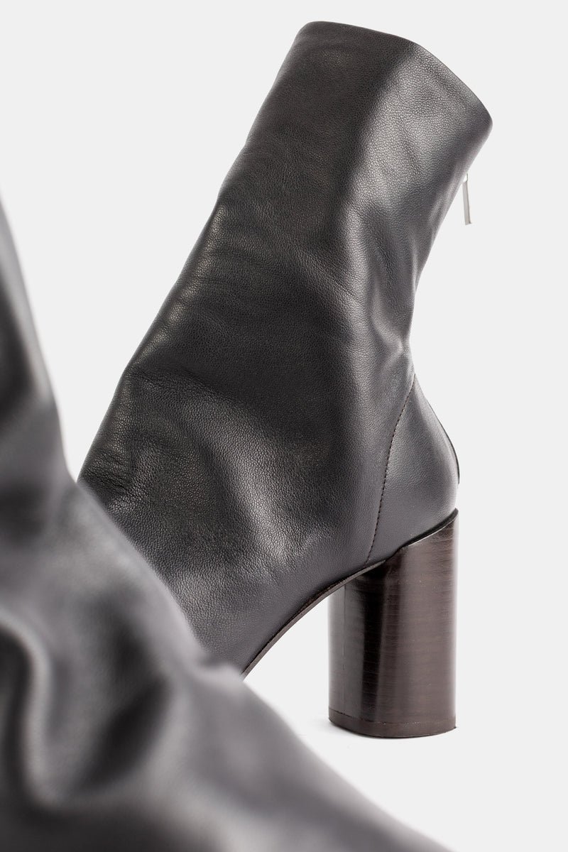 Lemaire bottines Glove gros plan talon cylindrique bois brun foncé contrastant cuir noir gaufré