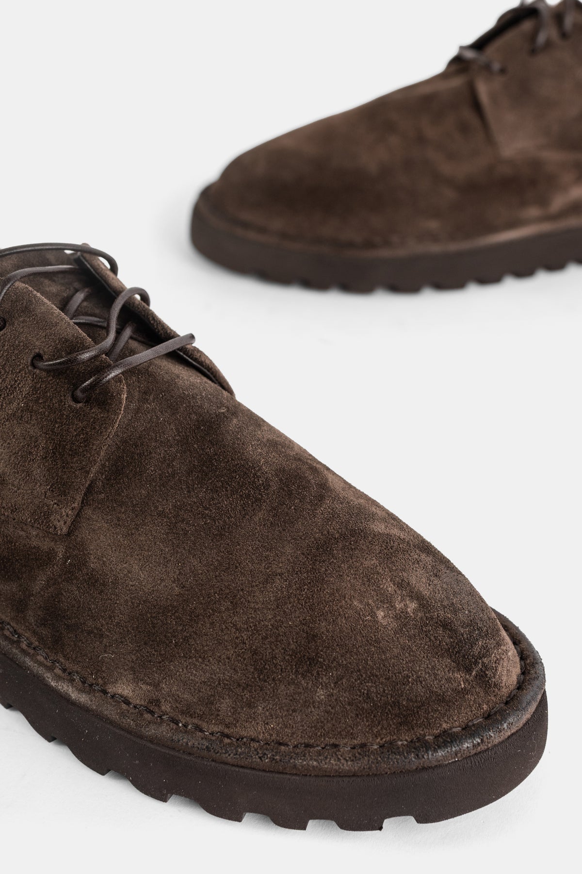 Marsell Sancrispa Alta, gros plan bout de chaussure, daim brun chocolat velouté et couture sellier semelle