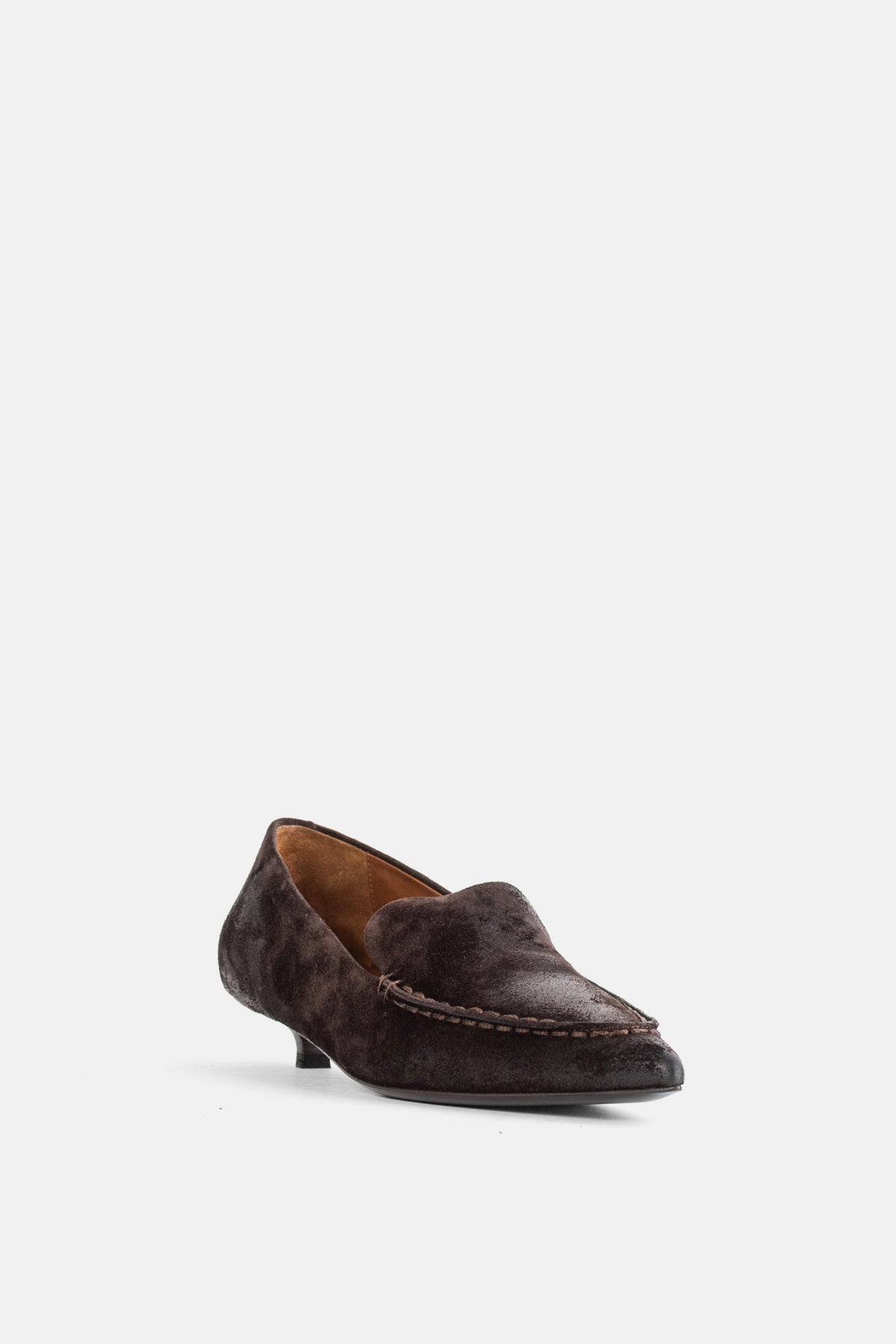 Marsell Spino Slipper aus schokoladenbraunem Wildleder mit Ziernähten und Kitten-Heel, Dreiviertelansicht Damen.