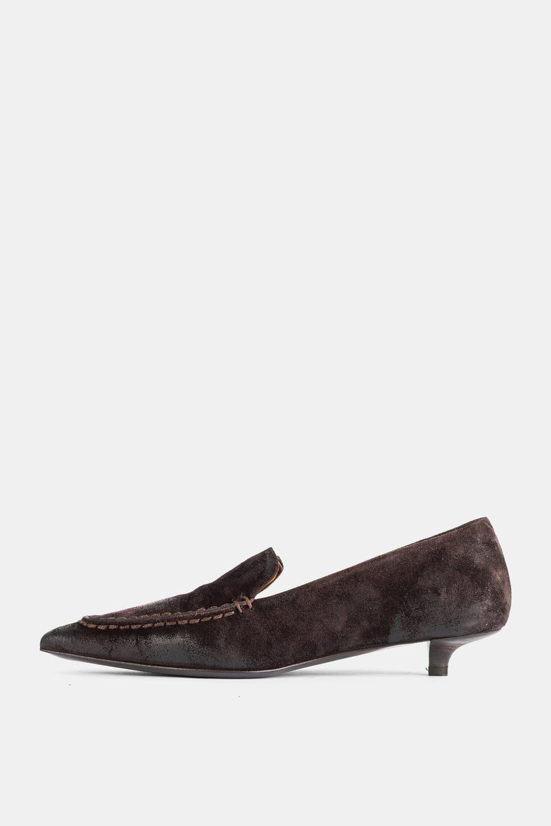Seitliches Profil der spitzen Marsell Spino Slipper aus gealtertem dunkelbraunem Wildleder mit Kitten-Heel Damen.
