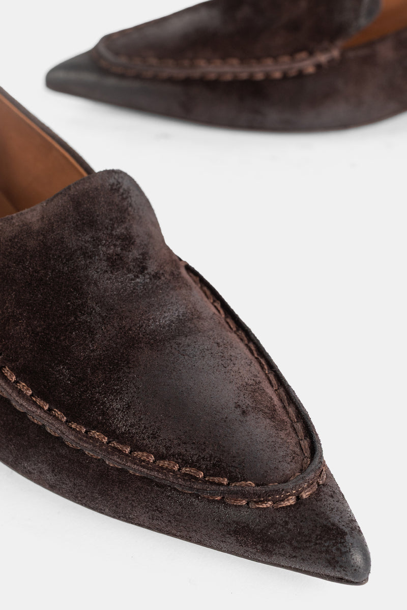 Nahaufnahme der handwerklichen Mokassin-Nähte und der spitzen Kappe des braunen Marsell Spino Slippers Damen.
