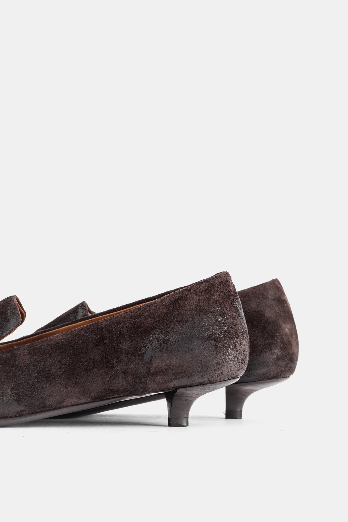 Rückseite der braunen Marsell Spino Slipper mit patiniertem Spulenabsatz und feinem Fersendetail für Damen.