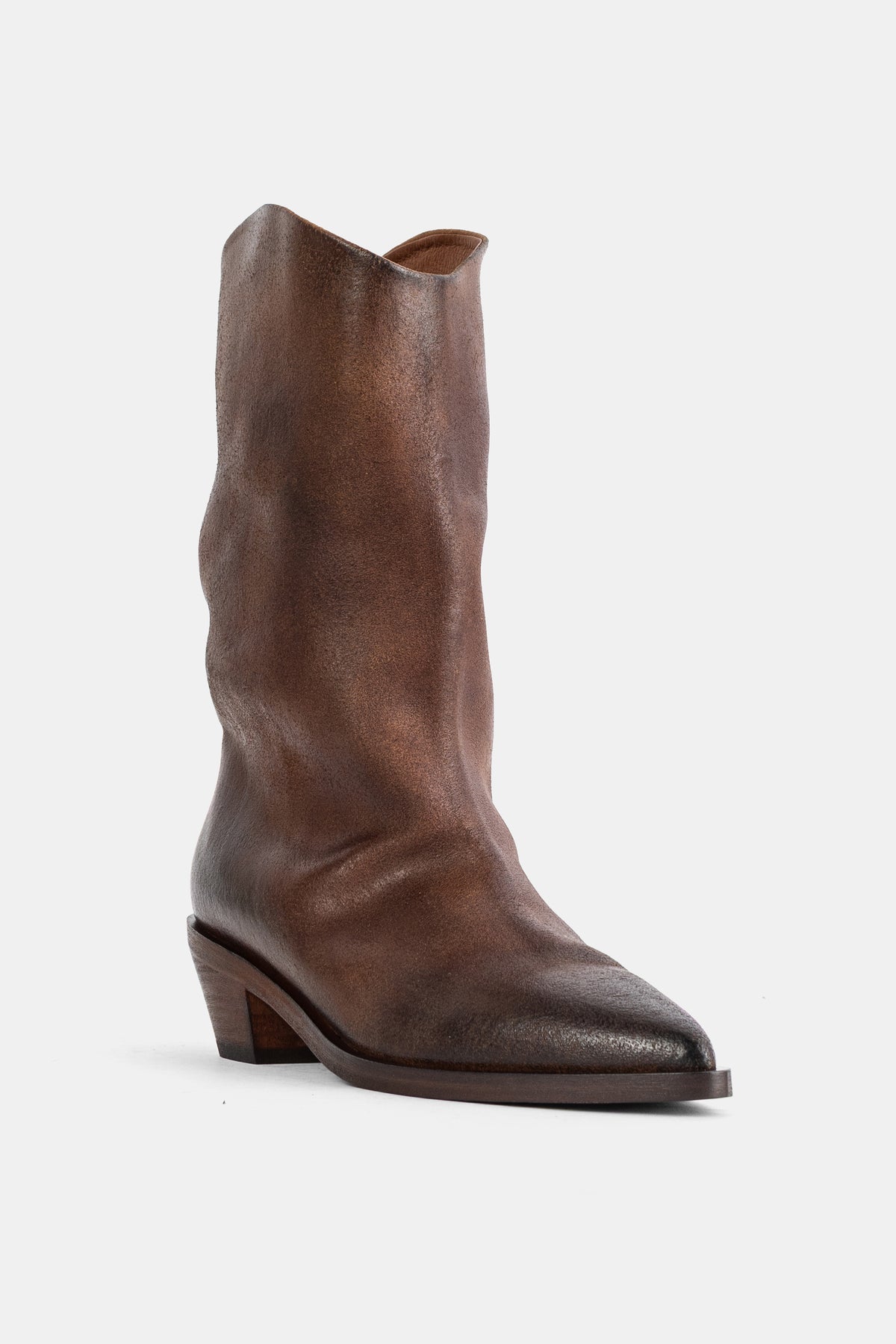 Botas de media caña Marsell Stuzzichello marrón patinada, con puntera afilada y tacón cubano biselado.