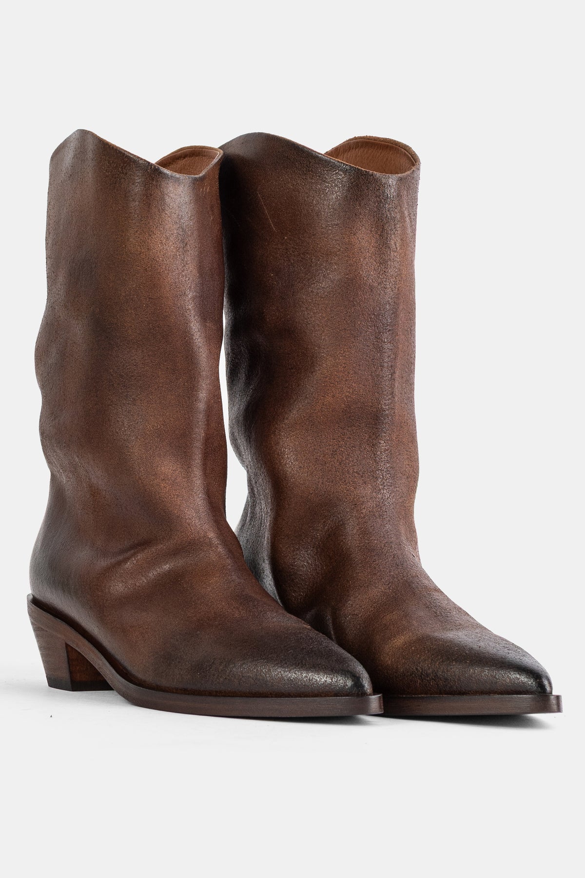 Marsell Stuzzichello par de botas de piel marrón efecto envejecido, caña alta y tacón de madera biselado.