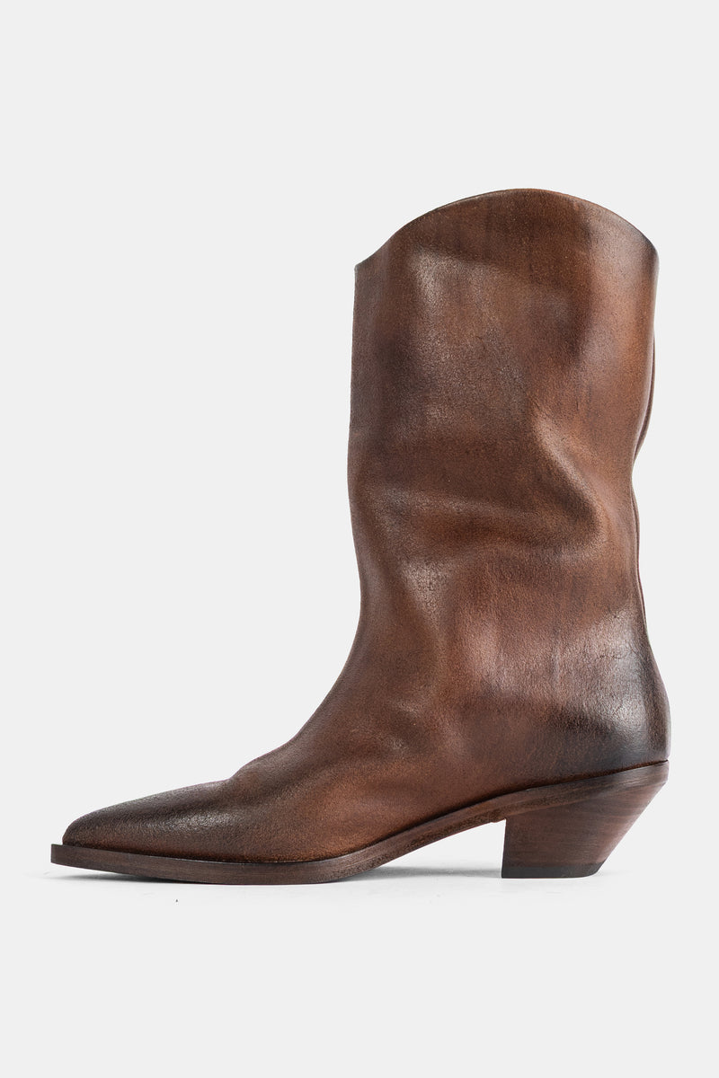 Bota de piel marrón Marsell Stuzzichello perfil lateral, con tacón cónico de madera y puntera afilada.