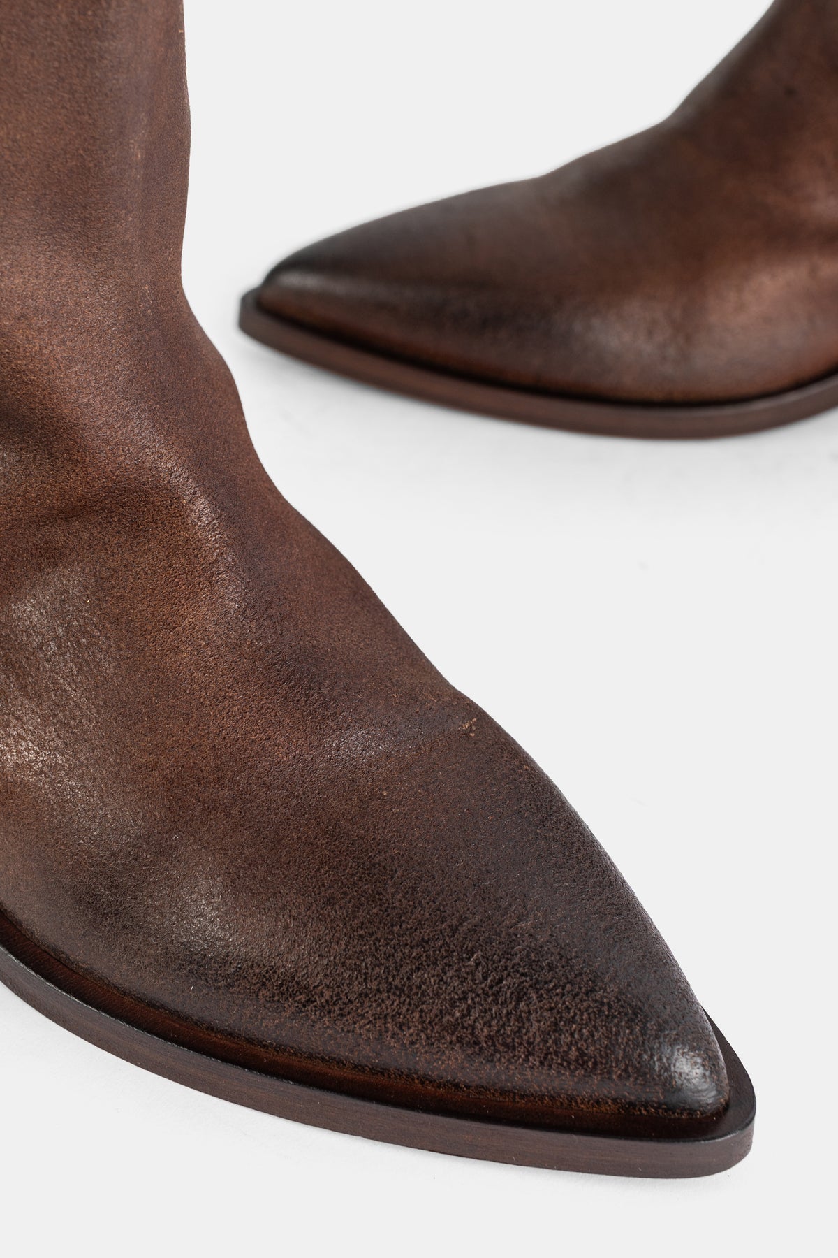Marsell Stuzzichello primer plano puntera afilada en piel marrón texturizada con suela de madera contrastada.