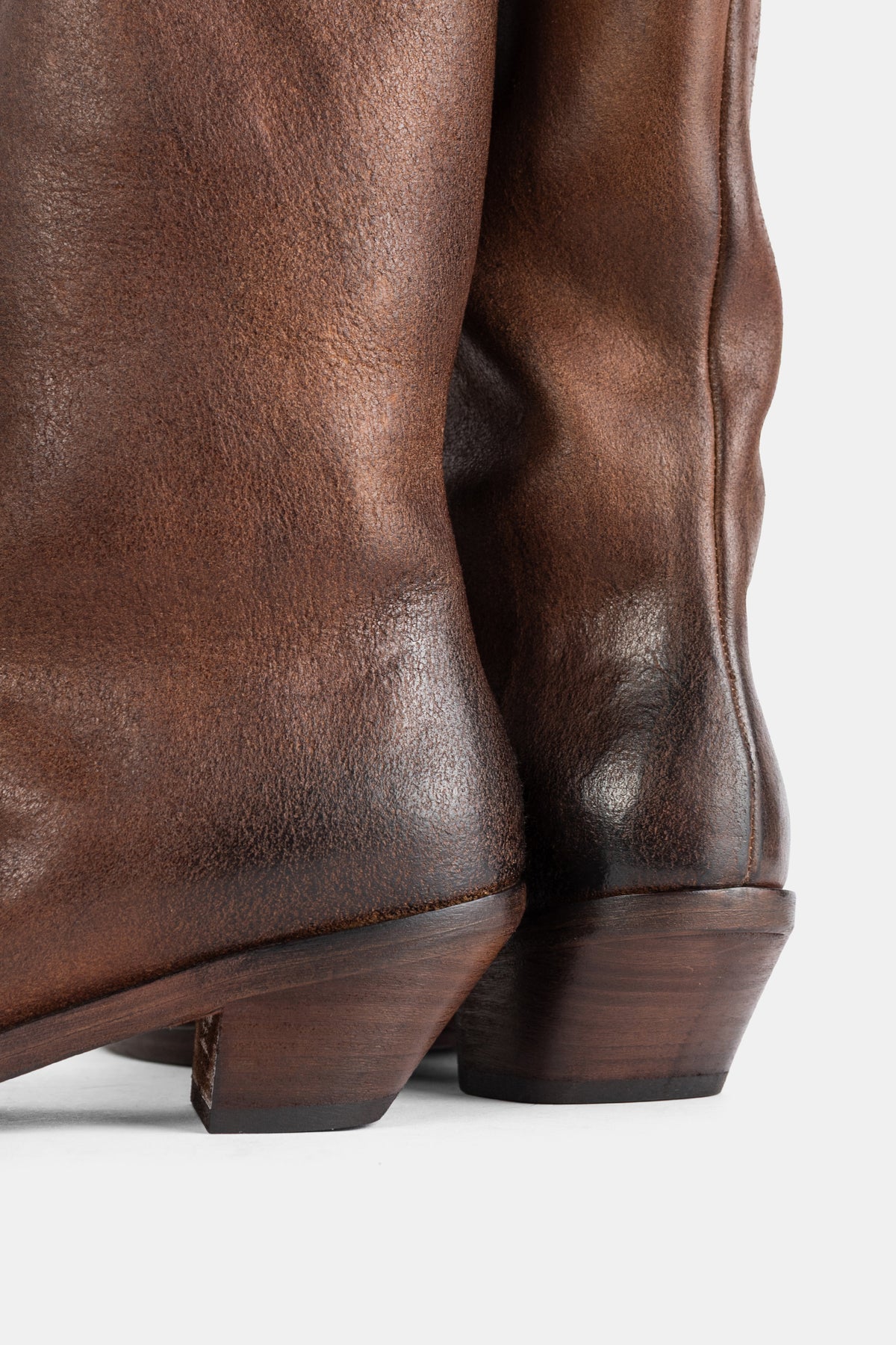 Marsell Stuzzichello plano trasero de bota en piel marrón patinada que muestra el tacón de madera biselado.
