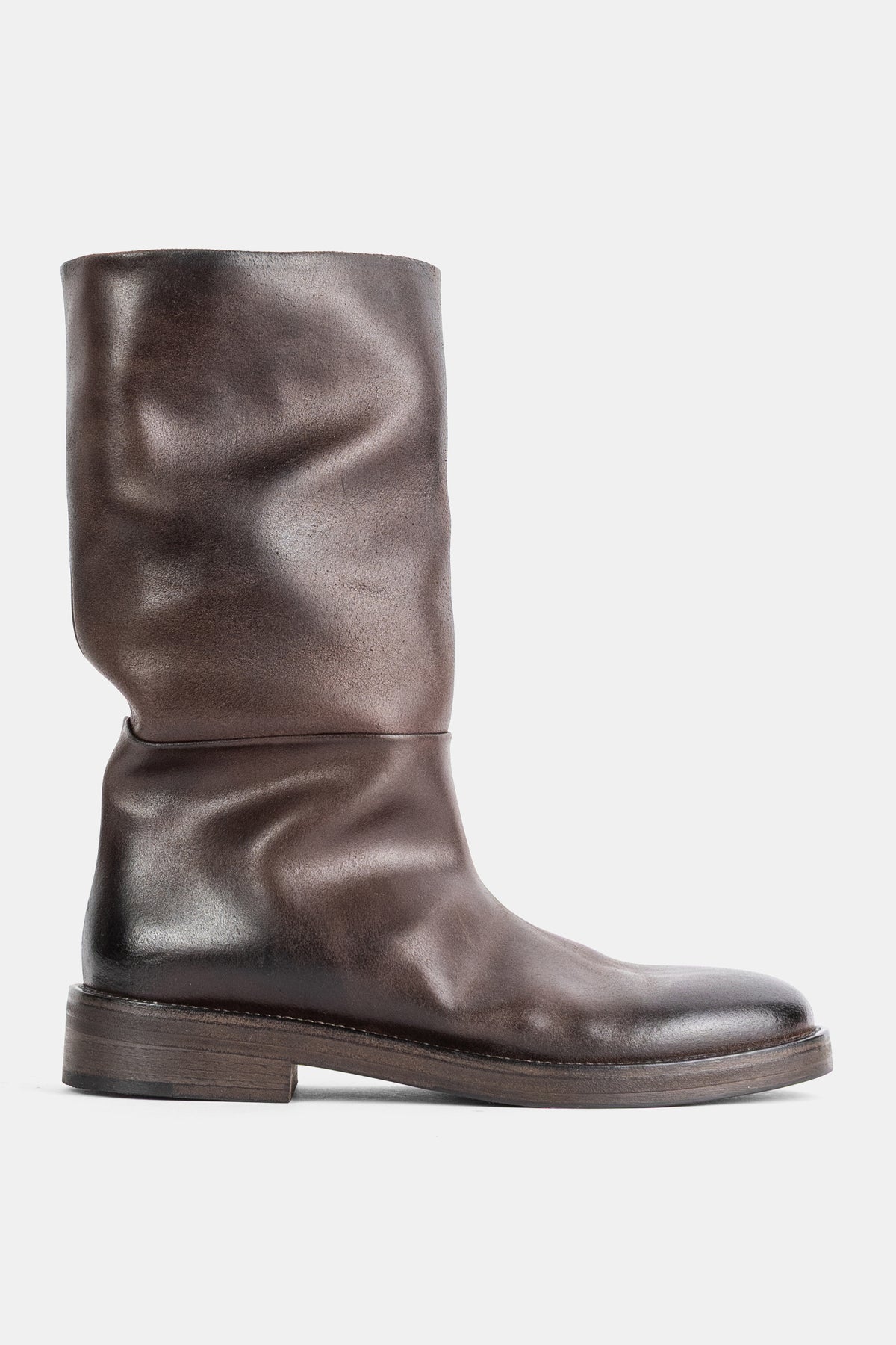 Botas médias Marsell Tubetto em pele macia castanho escuro patinado, biqueira quadrada e sola de madeira