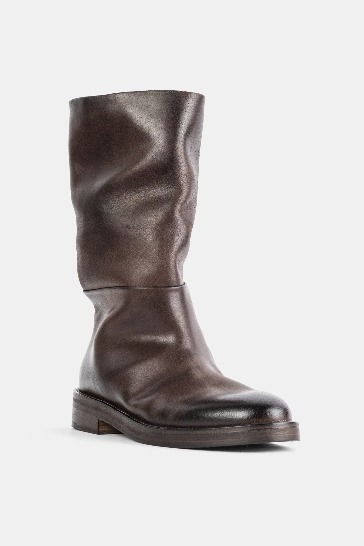 Botas Marsell Tubetto em pele castanha escura enrugada de cano médio flexível e sola rasa de madeira