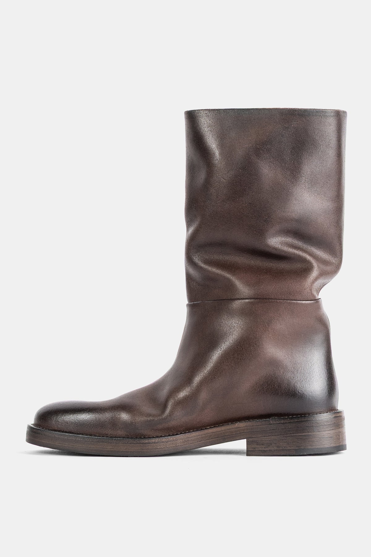 Bota de mulher Marsell Tubetto de perfil em pele envelhecida castanha plissada com salto de bloco em madeira