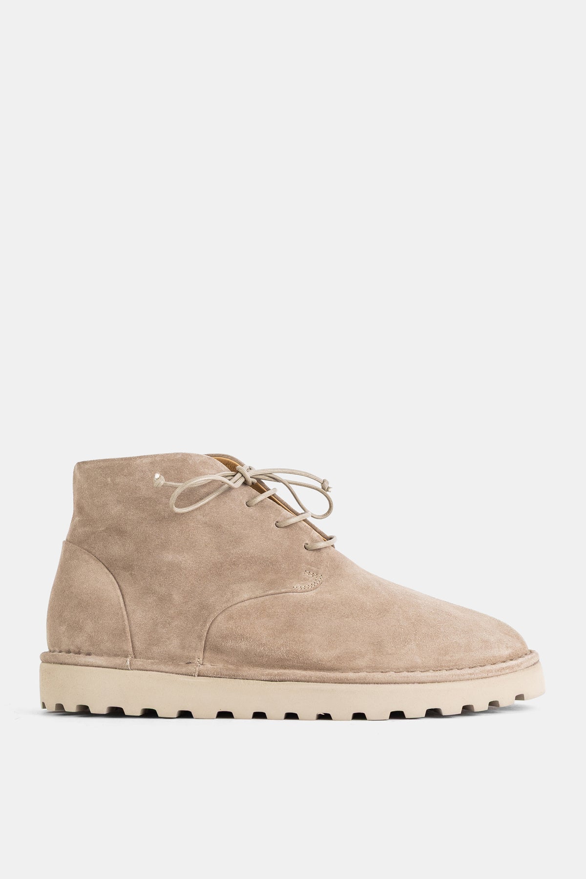 Marsell Sancrispa Alta halbhohe Boots aus beigem Wildleder mit einer markanten elfenbeinfarbenen Profilsohle.
