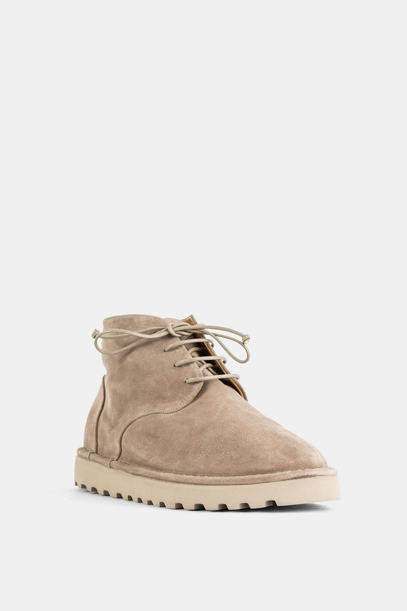 Marsell Chukka Boots aus taupefarbenem Wildleder, runden Schnürsenkeln und runder Kappe, Dreiviertelansicht.