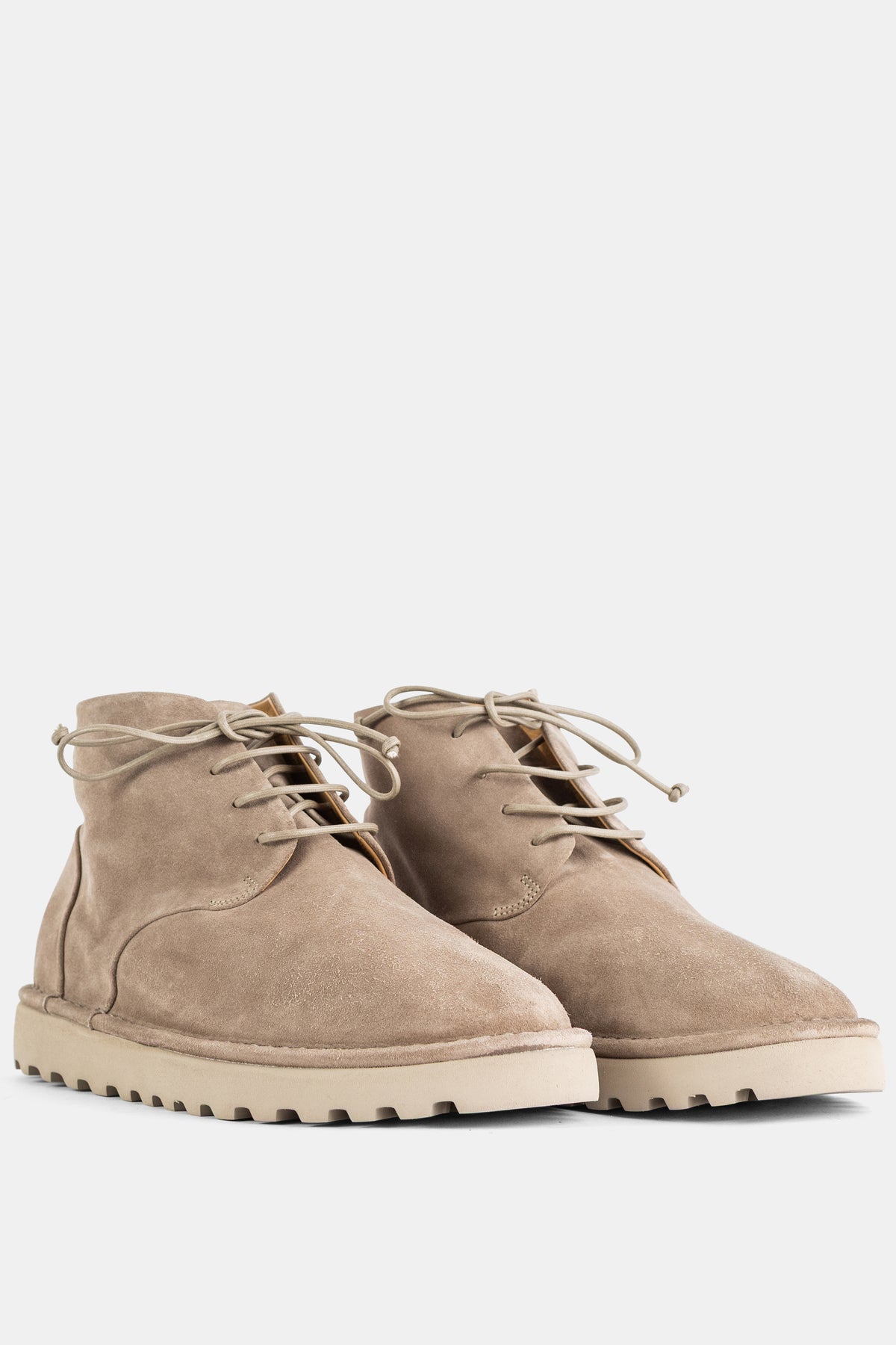Marsell Sancrispa Alta Boots aus sandbeigem Wildleder mit zylindrischen Schnürsenkeln und Gummiprofilsohle.