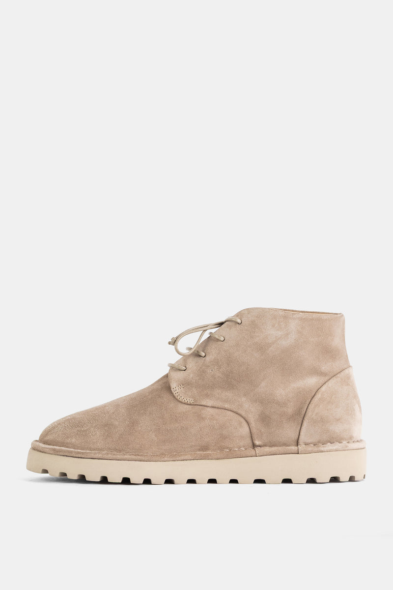 Marsell Sancrispa Alta Chukka Boot im rechten Seitenprofil aus sandfarbenem Wildleder mit cremefarbener Sohle.