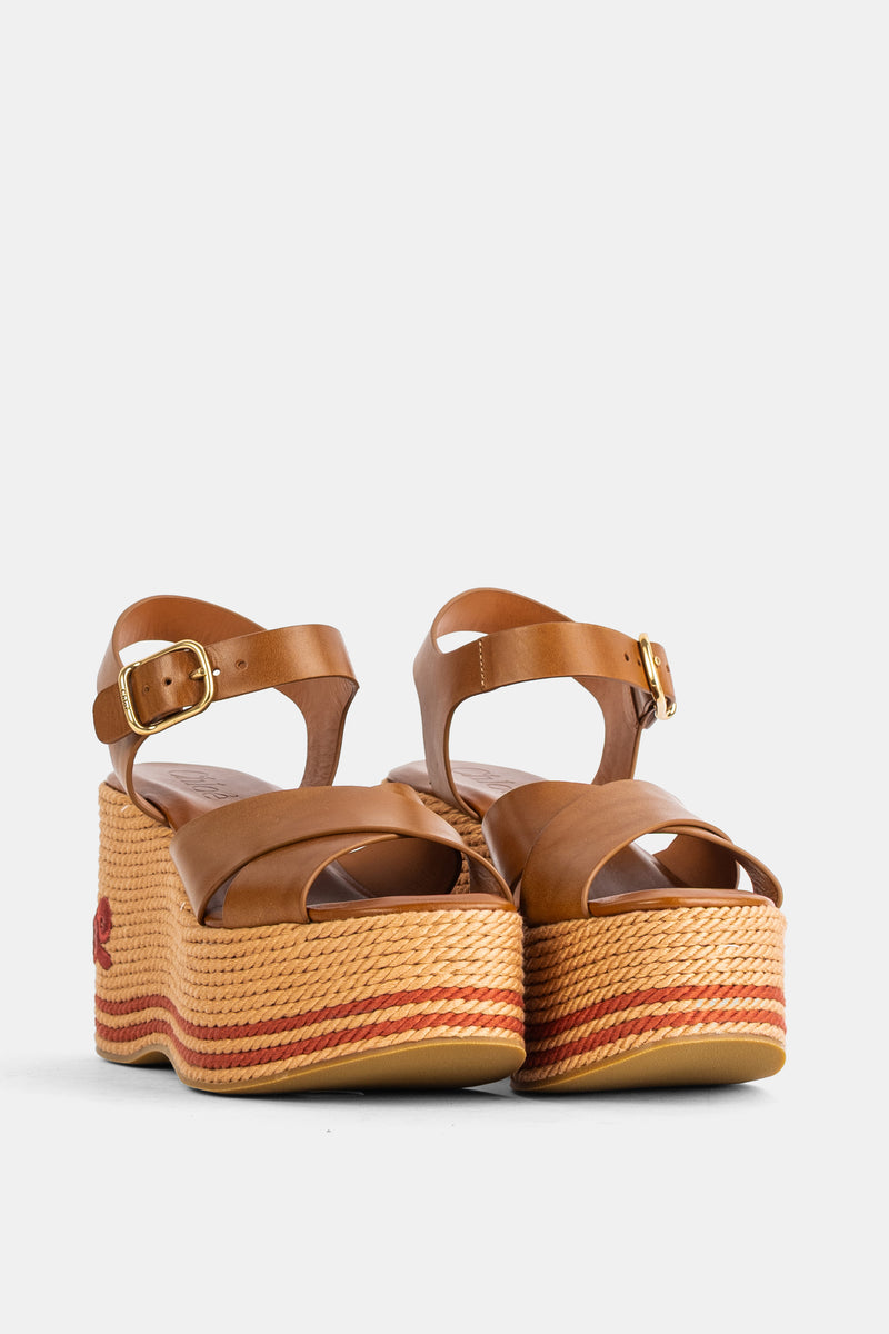 Sandálias compensadas Chloé Sand camel, vista traseira, fivela dourada, plataforma de ráfia e terracota.