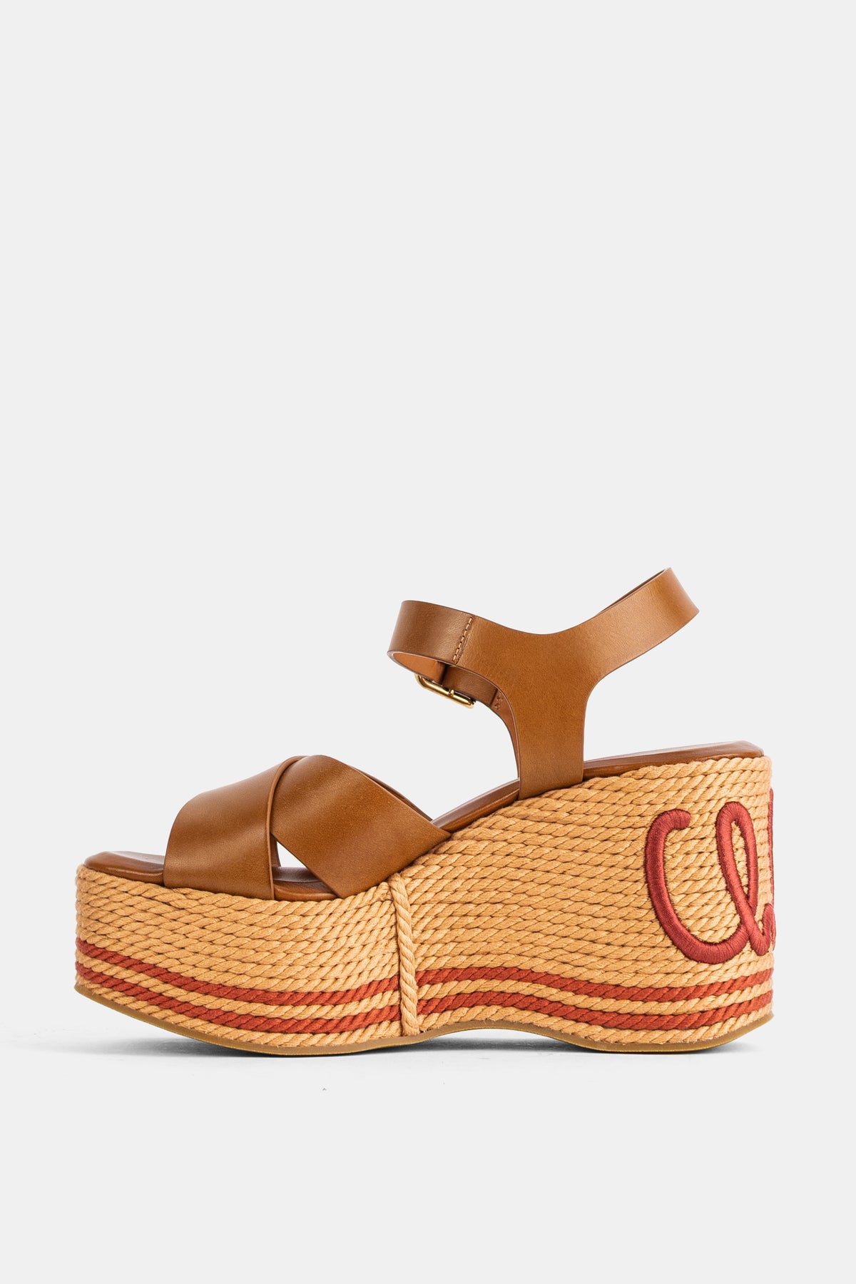 Profilo dei sandali con zeppa Chloé Sand in pelle camel con suola in corda intrecciata e logo ricamato.
