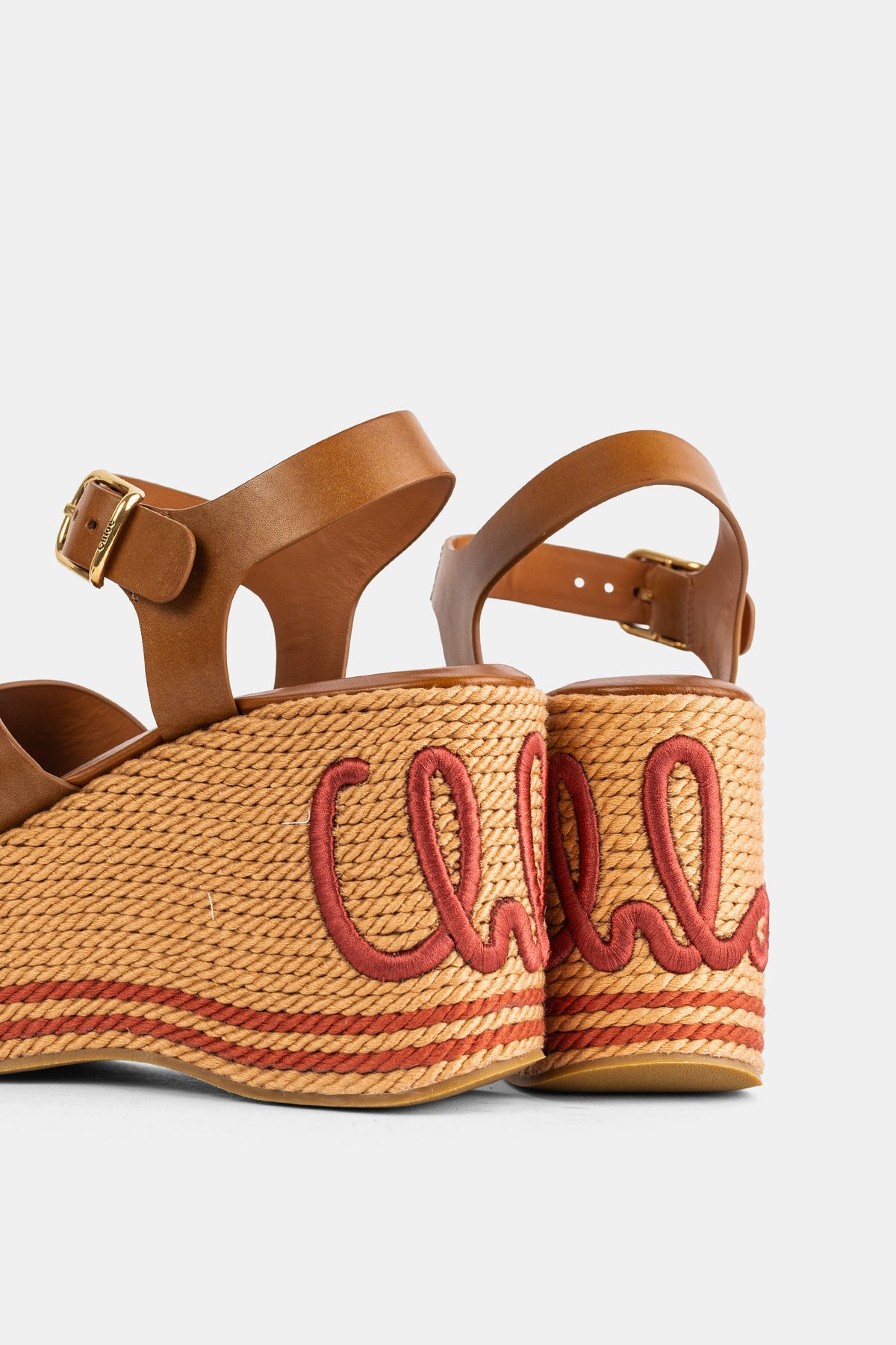 Retro dei sandali con zeppa Chloé Sand in pelle camel con logo terracotta ricamato sul plateau in corda.