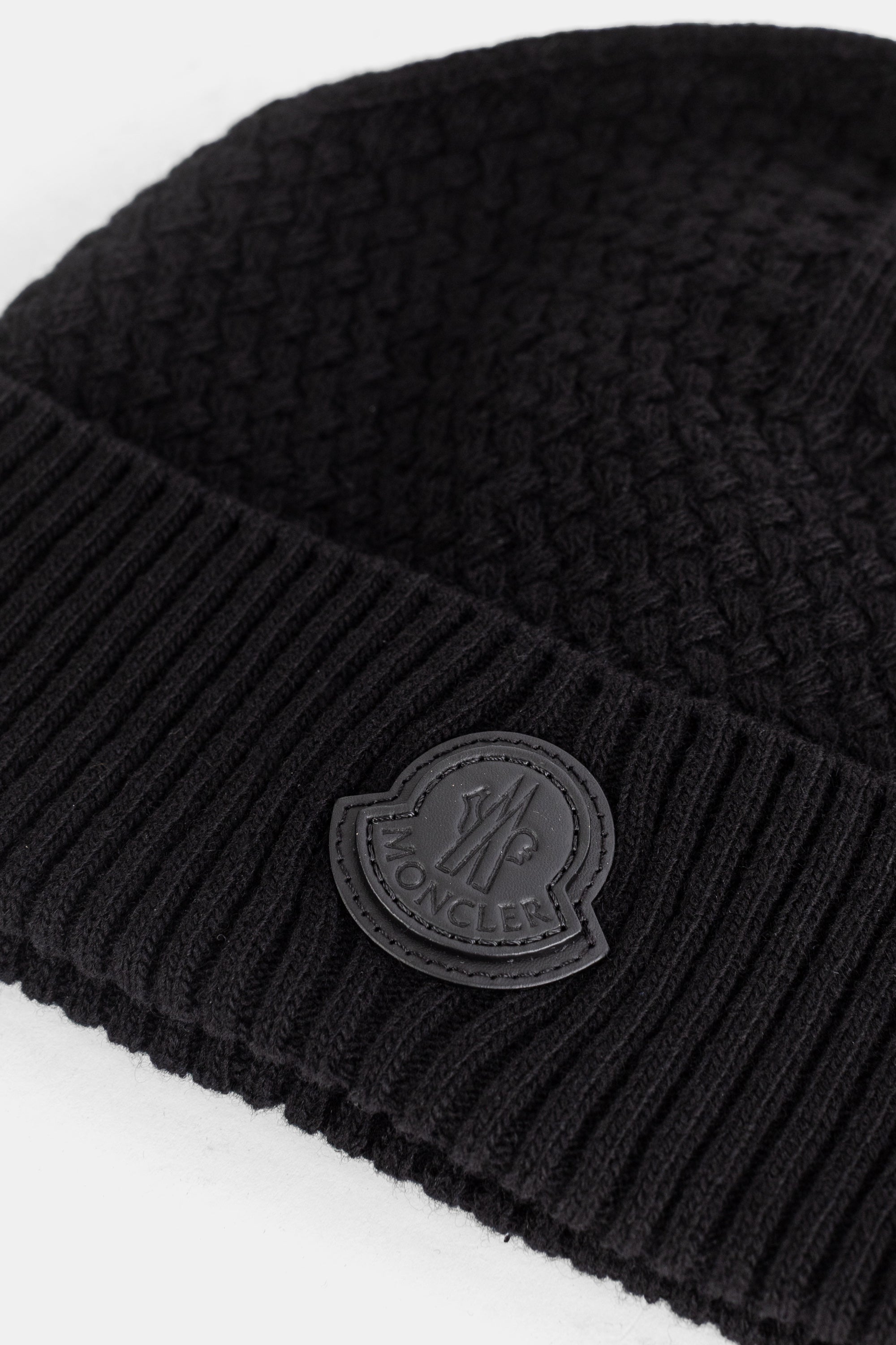 Moncler ロゴパッチ ケーブルニット ビーニー ブラック | Actuel B