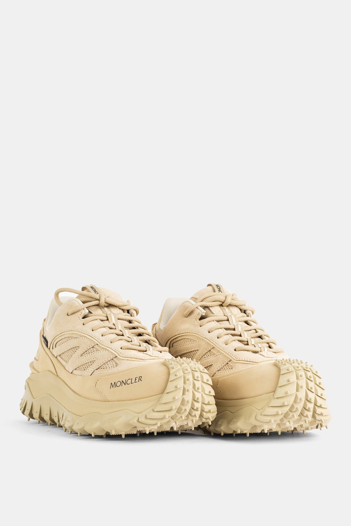 Par de sapatilhas Moncler Trailgrip Apex Craft GTX de frente sola plataforma bege camel atacadores homem