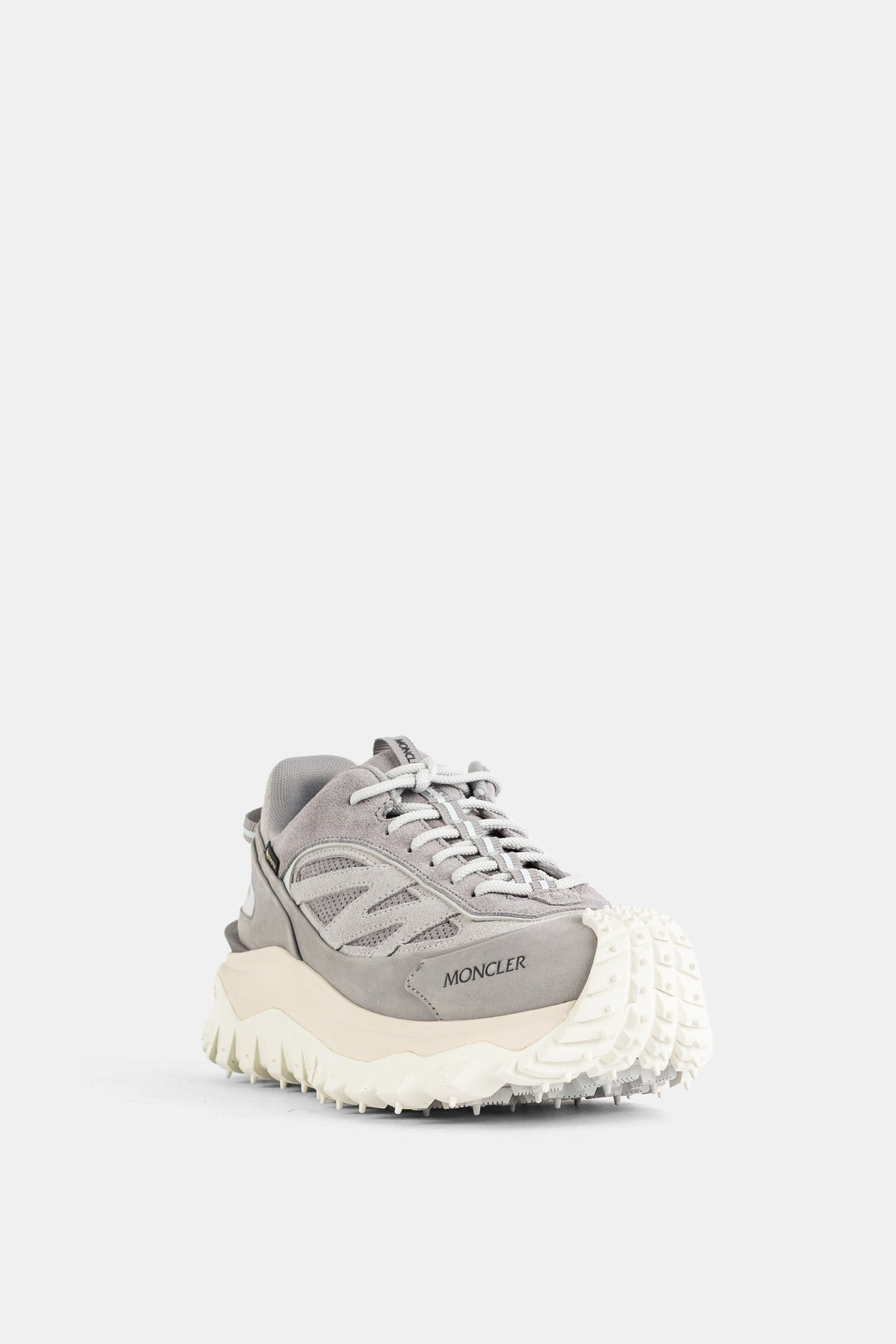 Sapatilhas de homem Moncler Trailgrip de frente, atacadores brancos e cano em mesh cinzento com sola grossa