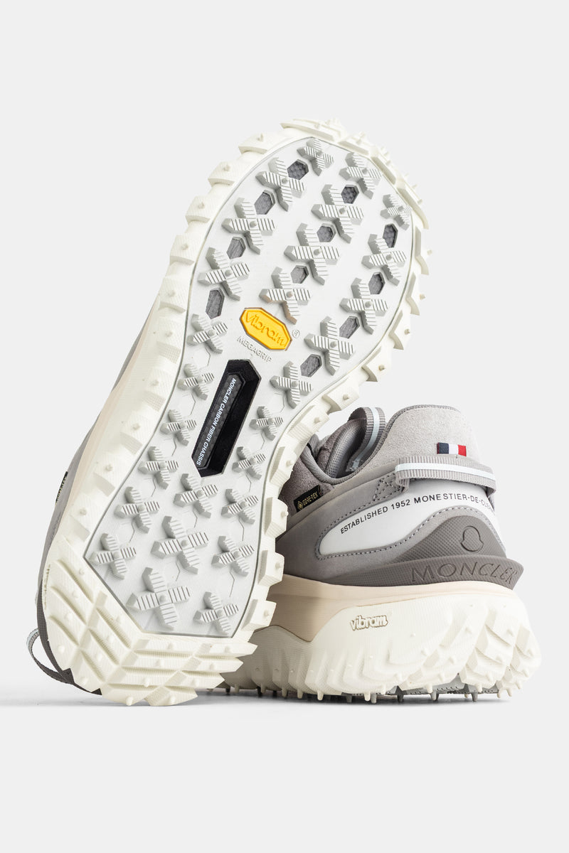 Sola Vibram Megagrip branca das sapatilhas Moncler Trailgrip GTX, calcanhar cinzento com bandeira tricolor