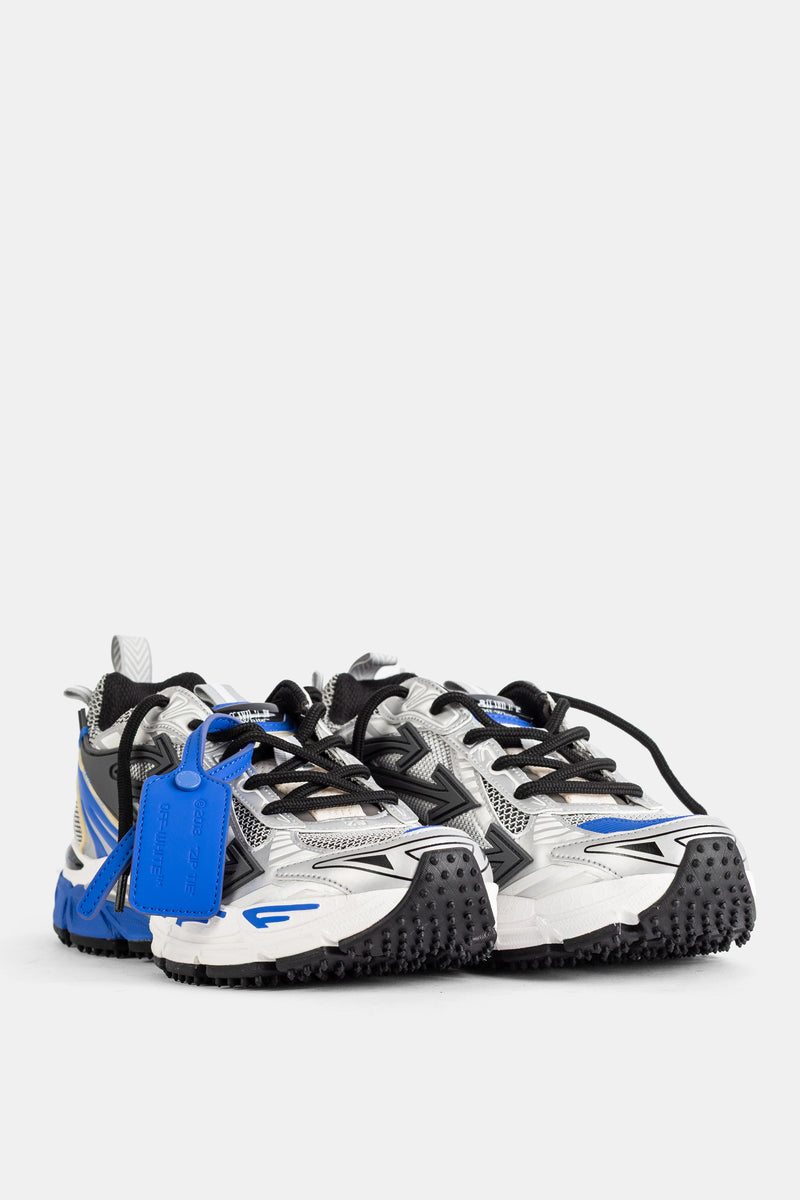 Off-White Be Right Back vue de face trois quarts, empiècements silver et bleu cobalt sur upper texturé