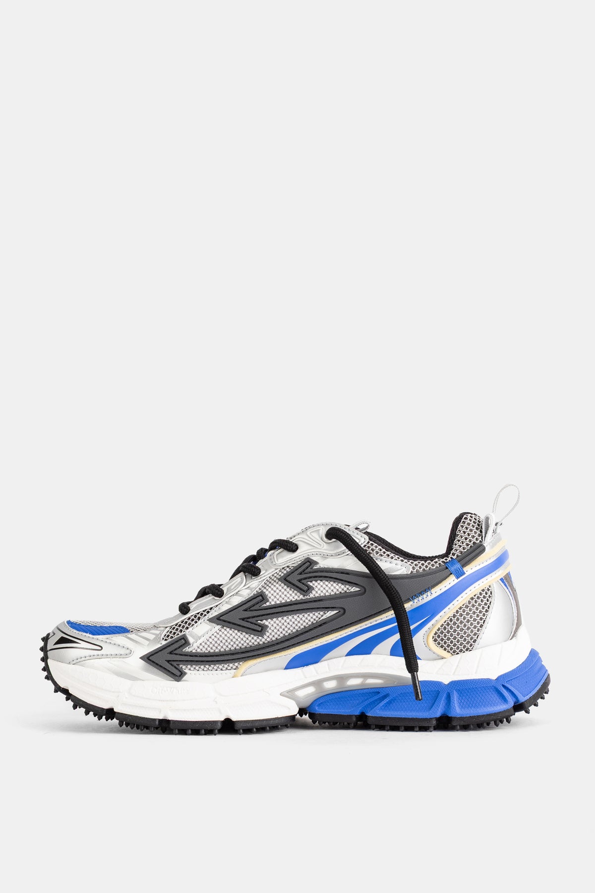 Off-White Be Right Back profil latéral gauche, logo fléché noir sur mesh argent et détails bleu roi