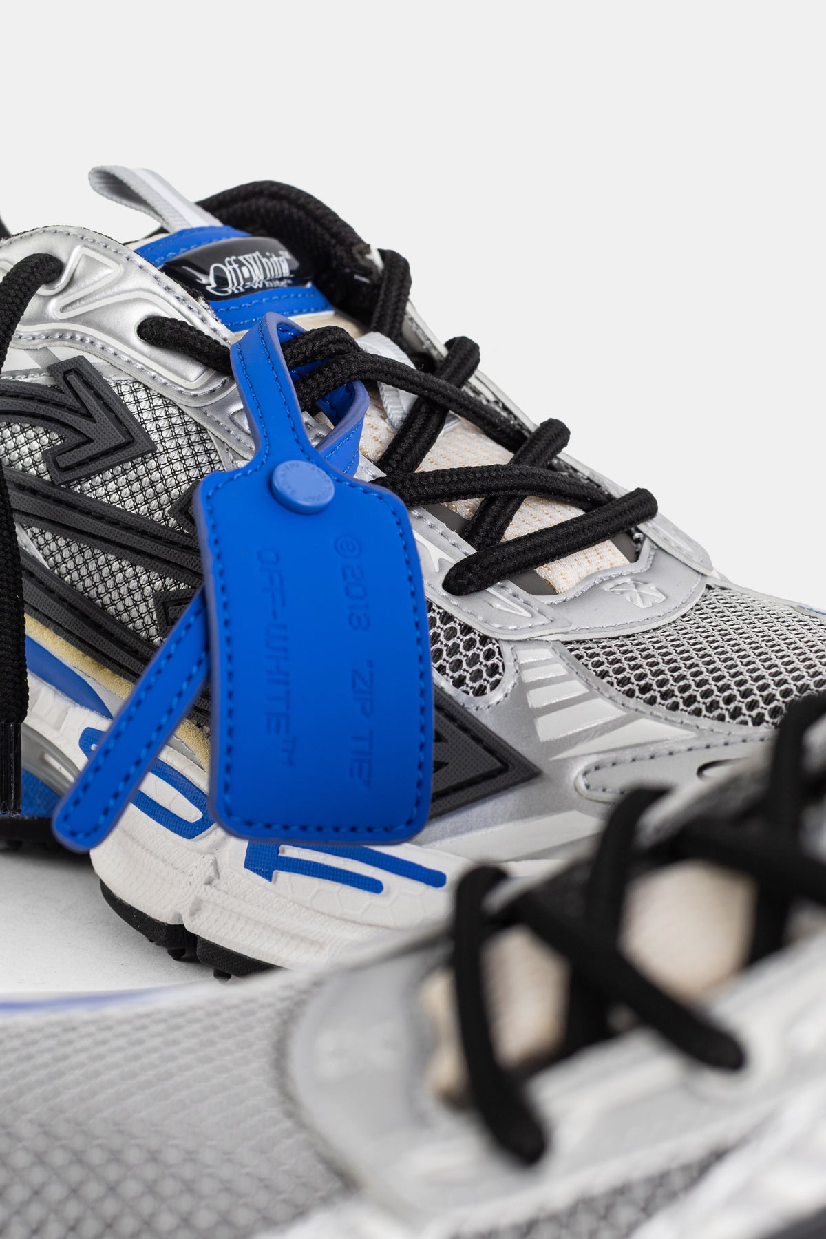 Off-White baskets Be Right Back gros plan tag bleu cobalt en cuir et lacets ronds noirs tressés