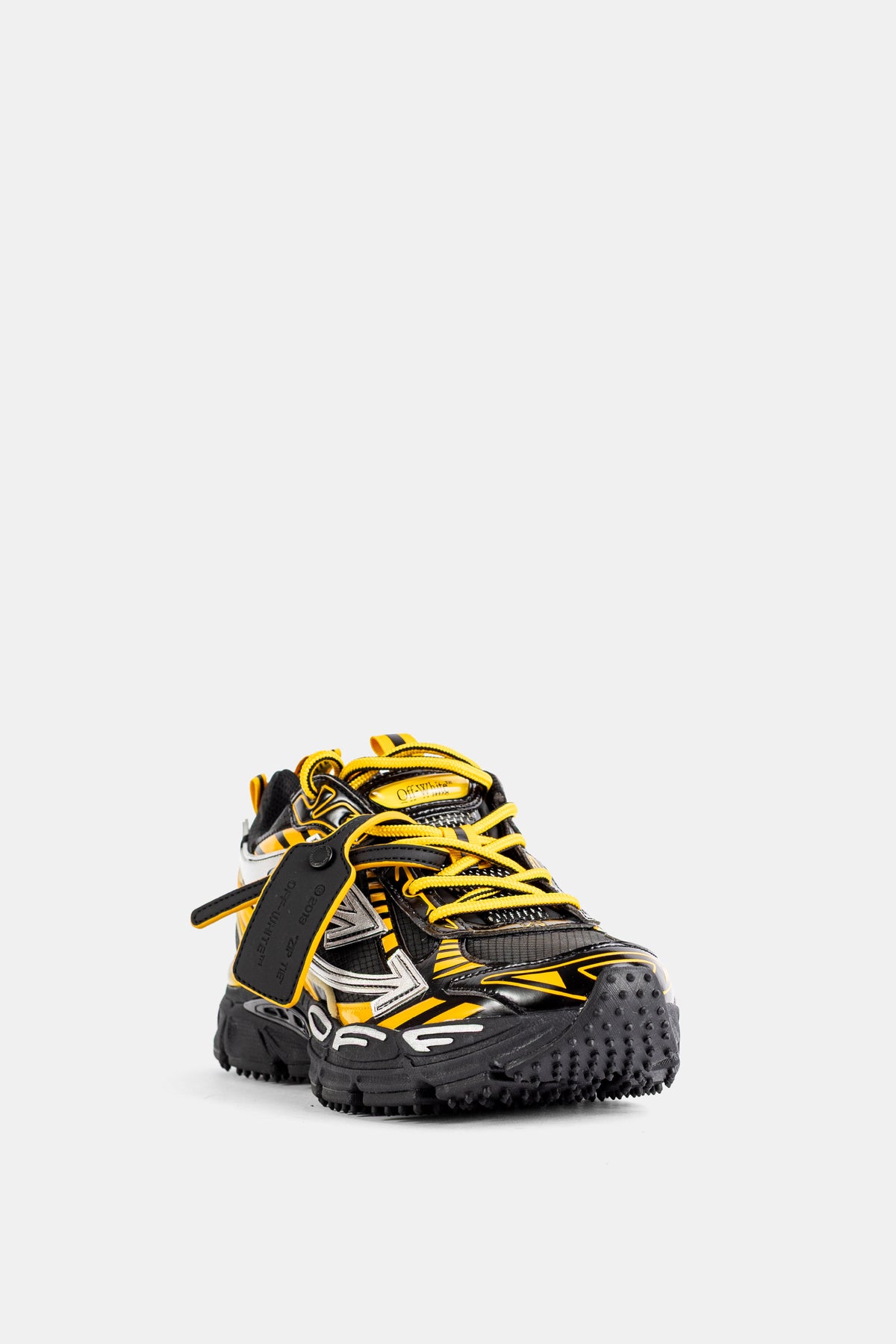 Sneakers Off-White Be Right Back uomo con suola nera carrarmato lacci gialli e motivi grafici in primo piano